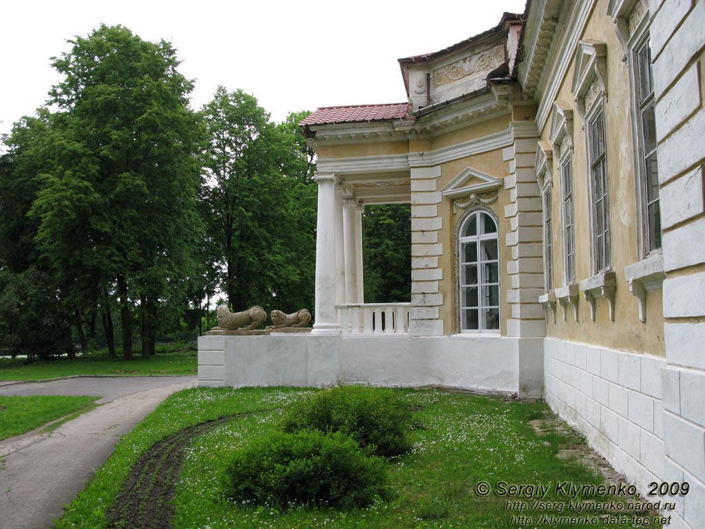 Подолье. Самчики. Фото. Дворцово-парковый ансамбль «имение Самчики». Южный фасад дворца (XVIII век).