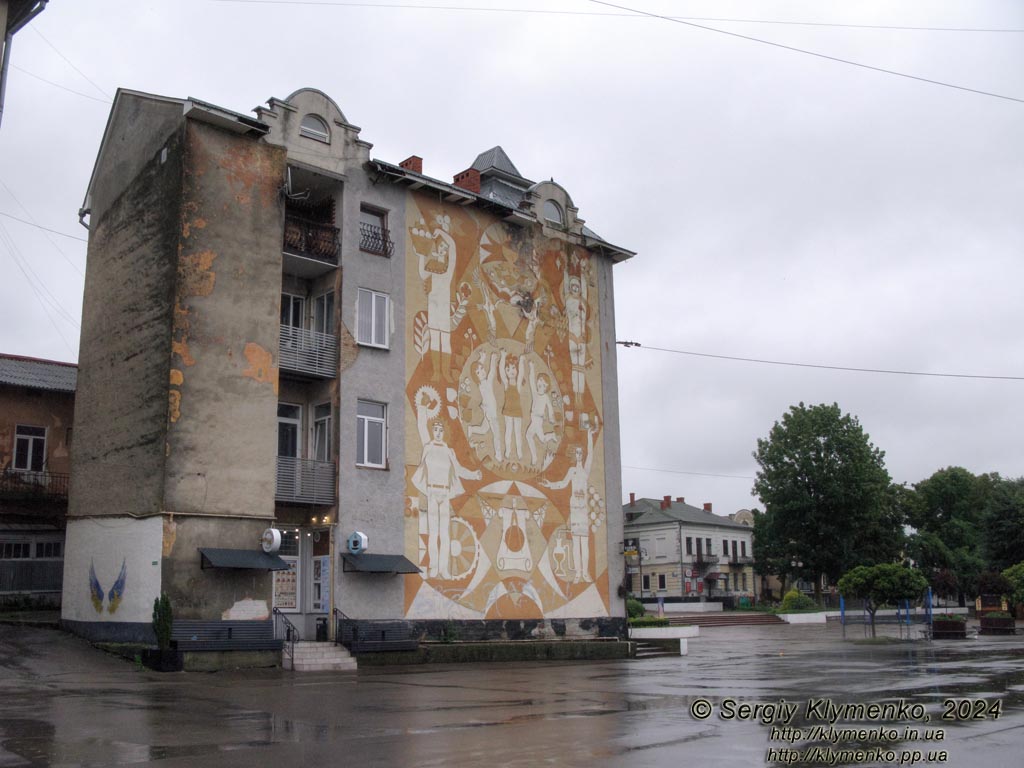 Ивано-Франковская область, город Калуш. Фото. Центр города. На Площади Героев.