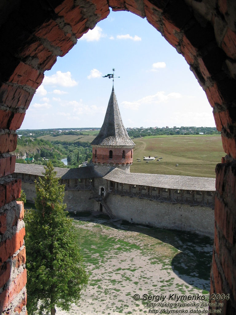 Каменец-Подольский. Фото. Часть внутреннего двора Старого Замка (в центре - Тенчинская башня). Вид из башни Рожанка.