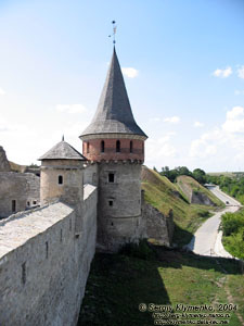 Каменец-Подольский. Фото. Старый Замок. Комендантская (малая, ближе) и Рожанка (большая, дальше) башни.