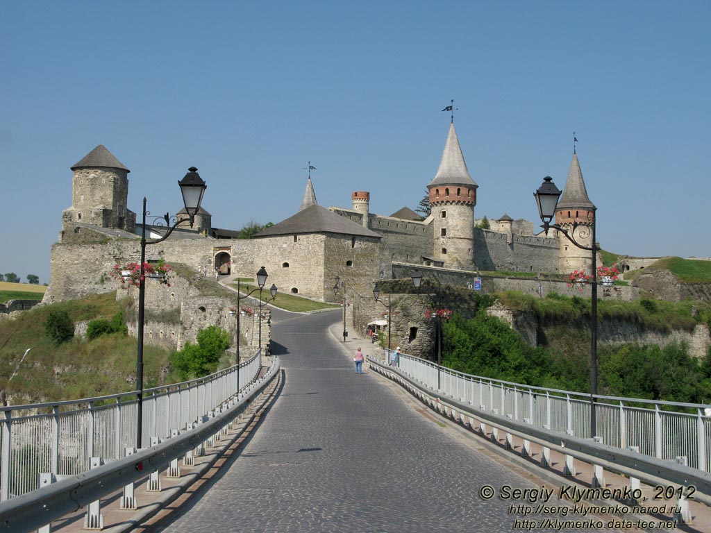 Каменец-Подольский. Фото. Общий вид Старого Замка (XII-XIX века) с крепостного моста.