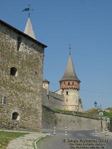 Каменец-Подольский. Фото. Старый Замок. На первом плане слева - Новая восточная башня. Дальше - башни Комендантская (маленькая) и Рожанка.