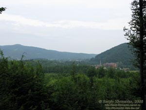 Ивано-Франковская область. Вид на недостроенный дом отдыха и село Люча с окрестных гор.