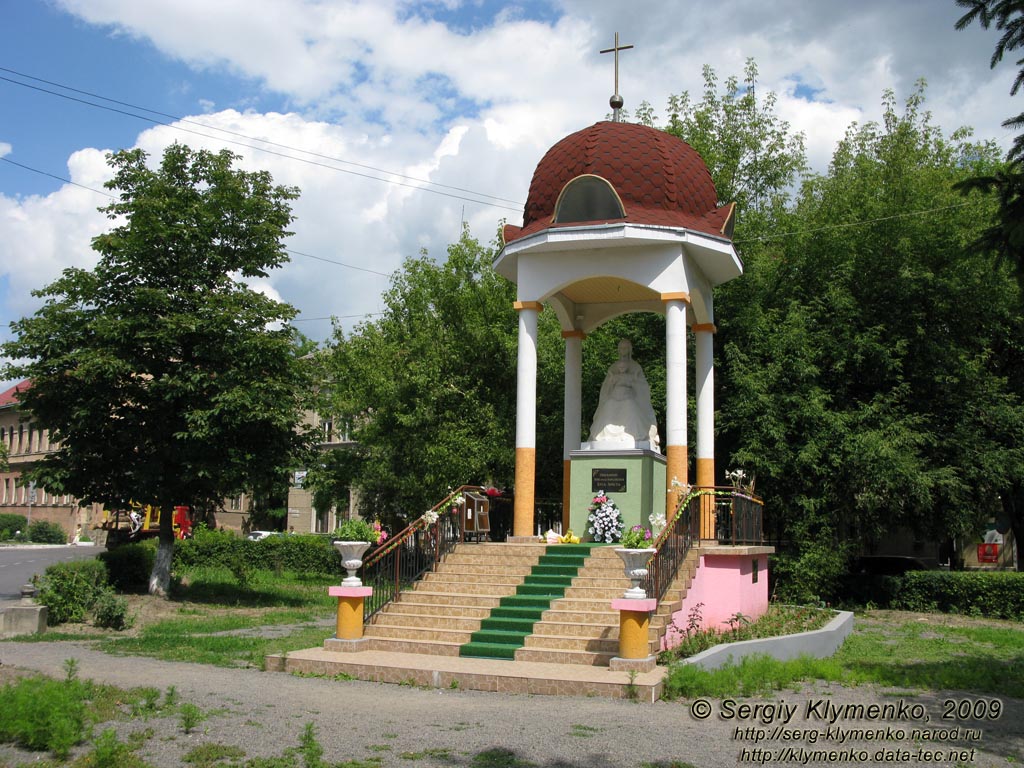 Закарпатская область. Берегово. Фото. Часовенка, посвященная 2000-летию рождения Иисуса Христа (пл. Ференца Ракоци ІІ).