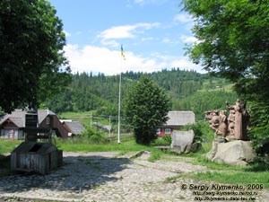 Львовская область. Село Тухля. Фото. Колодец Ивана Франко и скульптурная композиция «Захар Беркут».