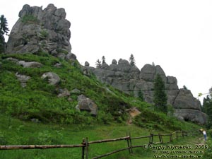 Львовская область. Близ села Урыч. Фото. Скалы Тустани вблизи.