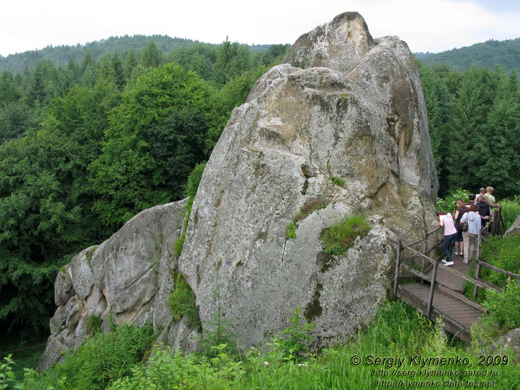 Львовская область. Близ села Урыч. Фото. Скалы Тустани вблизи.