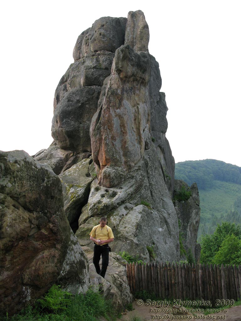 Львовская область. Близ села Урыч. Фото. Скалы Тустани вблизи.