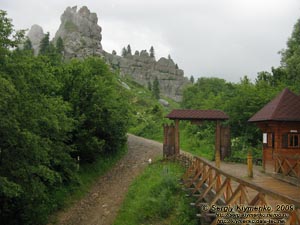 Львовская область. Близ села Урыч. Фото. Скалы Тустани и главный вход в заповедник «Тустань».