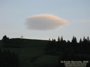 Львовская область. Славское. Фото. Вечер. Необычное облако над близлежащими горами.