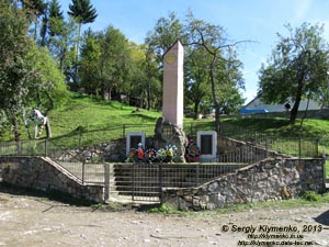 Закарпатская область, Колочава. Фото. Монумент односельчанам-добровольцам, погибшим в боях за Отчизну. 1941-1945.