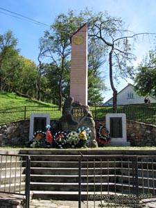 Закарпатская область, Колочава. Фото. Монумент односельчанам-добровольцам, погибшим в боях за Отчизну. 1941-1945.