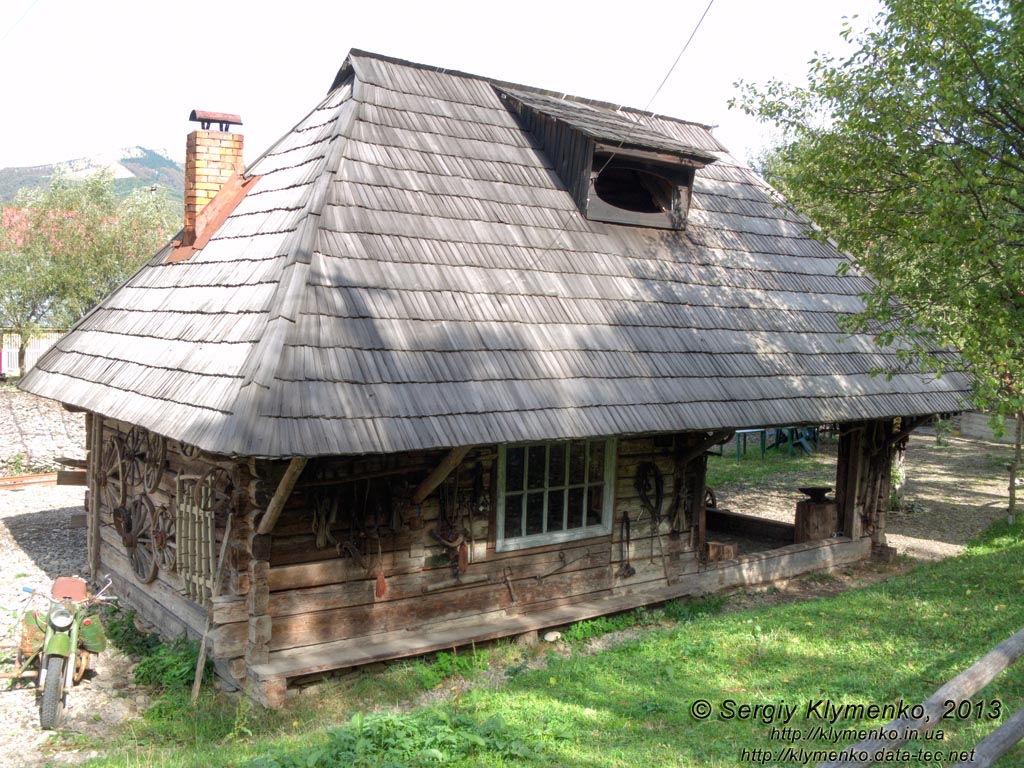 Закарпатская область, Колочава. Фото. Музей-скансен «Старое село». Кузница.