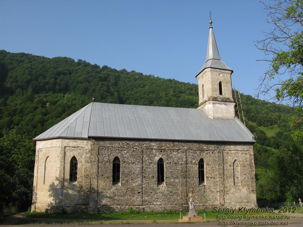 Закарпатская область. Село Нижний Быстрый (Хустский район). Фото. Костёл.