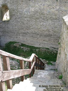 Подолье, Черновицкая область. Фото. Хотинская крепость, внутри цитадели. Лестница, ведущая с внутреннего бастиона в сухой ров.