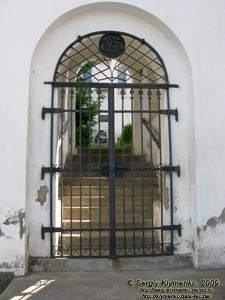 Закарпатская область. Хуст. Фото. Реформаторская церковь, бывший Елизаветинский костел. Вид через ворота.