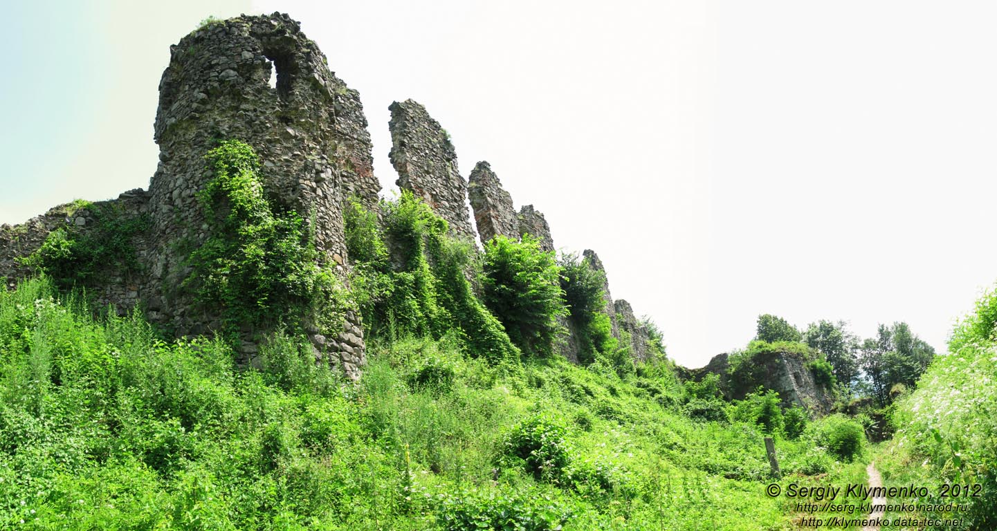 Закарпатская область. Хуст. Фото. Панорама руин Хустского замка.