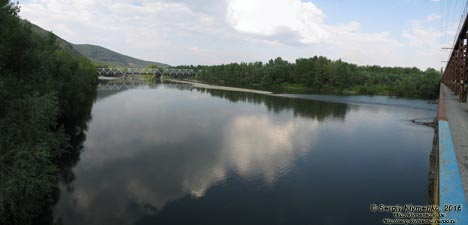 Закарпатская область. Фото. Река Тиса между пгт Королёво и городом Виноградів, вид из моста на автодороге T0735 (48°08'06.50"N, 23°05'09.50"E). Панорама ~90°.