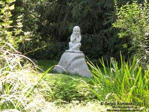 Коростышев (Житомирская область). Фото. Современная скульптура в парке бывшего имения Олизаров возле речки Тетерев.