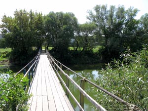 Коростышев (Житомирская область). Фото. Подвесной мост через речку Тетерев (50°18'01"N, 29°03'37"E).