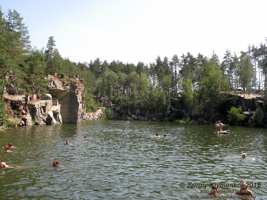 Коростышев (Житомирская область). Фото. Затопленный бывший гранитный карьер.