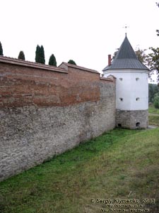 Львовщина. Крехов. Фото. Северная стена и северо-западная башня василианского монастыря, вид снаружи (от въездных ворот).