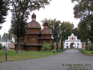 Львовщина. Крехов. Фото. Новый деревянный храм Пресвятой Богородицы и въездные ворота василианского монастыря, вид изнутри территории монастыря.