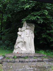 Львовщина. Крехов. Фото. Возле василианского монастыря, скульптура в начале ритуальной «Крестной дороги».