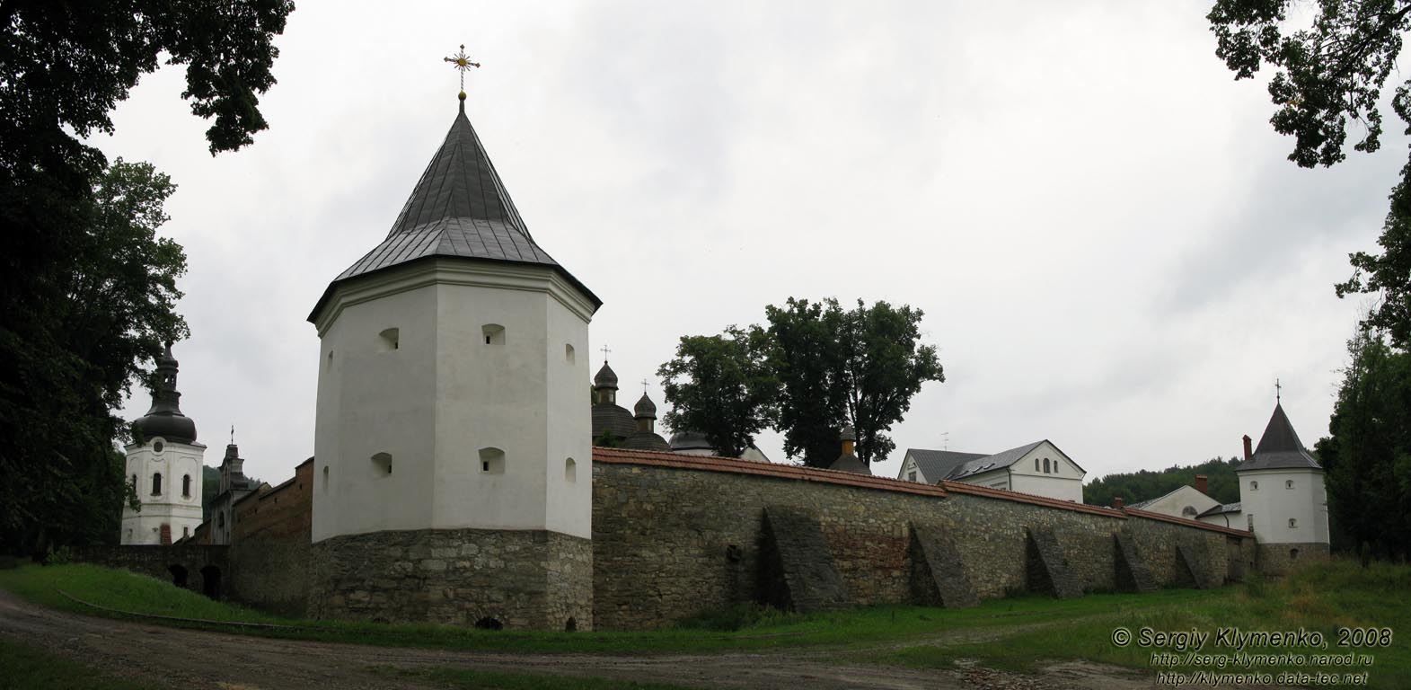 Львовщина. Крехов. Панорама василианского монастыря снаружи.