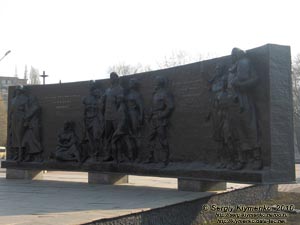 Кривой Рог. Фото. Монумент «Победа» в честь воинов-освободителей города Кривой Рог. Стела.