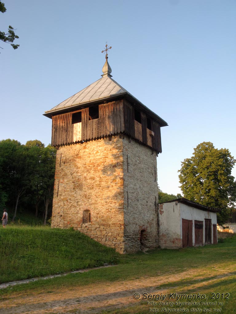 Львовская область. Село Лавров. Фото. Монастырь Святого Онуфрия. Колокольня.