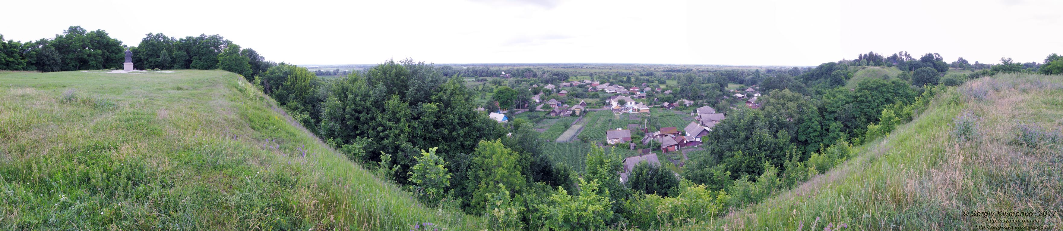 Черниговская область. Фото. Любеч. Вершина Замковой горы, городище летописного Любеча (51°42'36"N, 30°39'37"E). Вид в сторону поймы Днепра. Панорама ~210°.