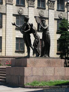Фото Луганска. Музы - скульптурная композиция перед Луганским государственным институтом культуры и искусств.