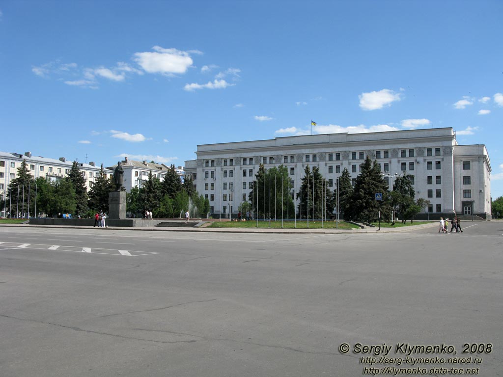 Фото Луганска. Памятник Ленину перед зданием Луганского областного совета и областной государственной администрации.
