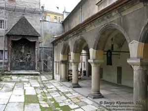 Львов. Фото. Галерея возле южной стороны Армянского Кафедрального Собора.