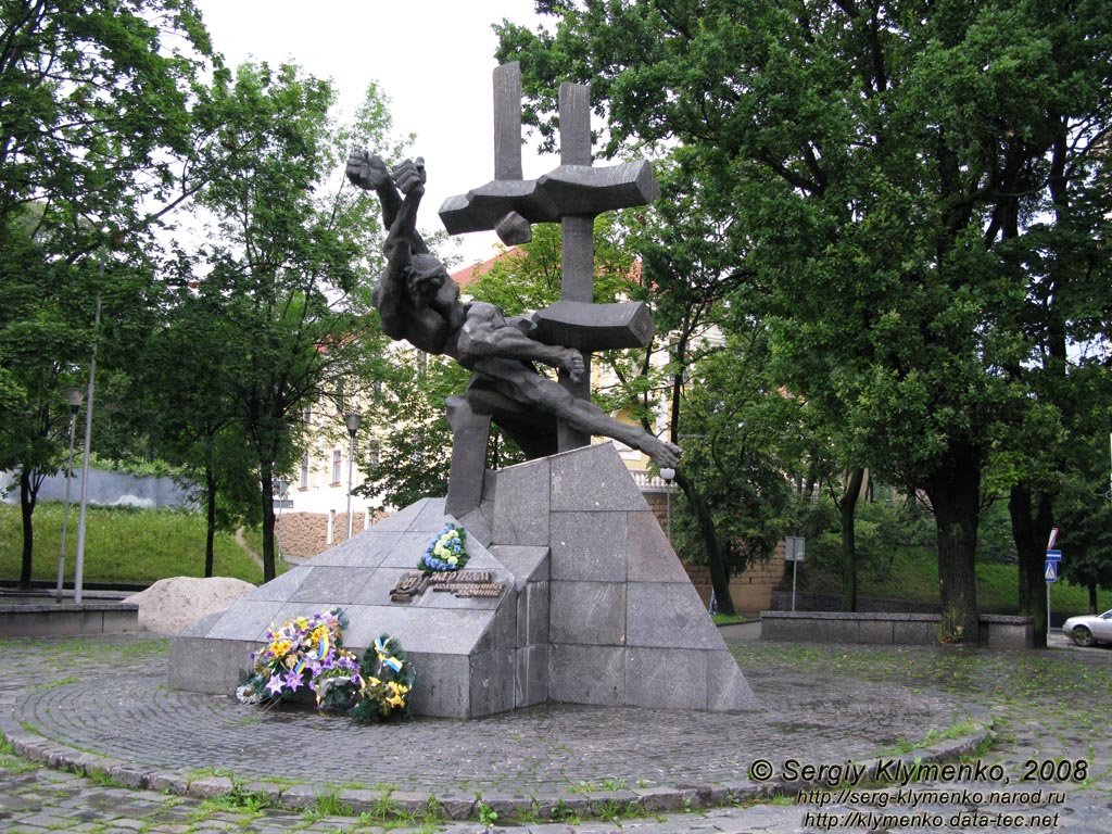 Львов. Фото. Памятник Жертвам коммунистических злодеяний.