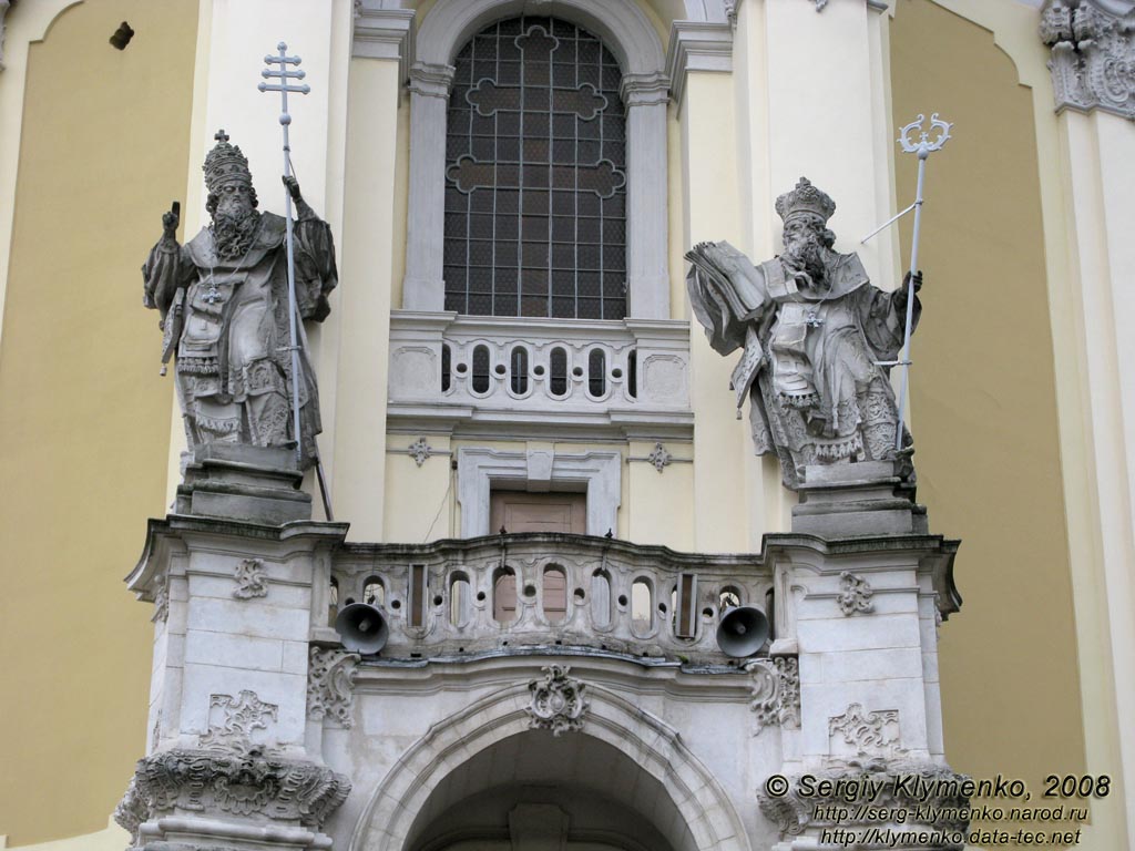Львов. Фото. Собор Святого Юра, скульптуры митрополитов Афанасия и Льва на портале фасада.