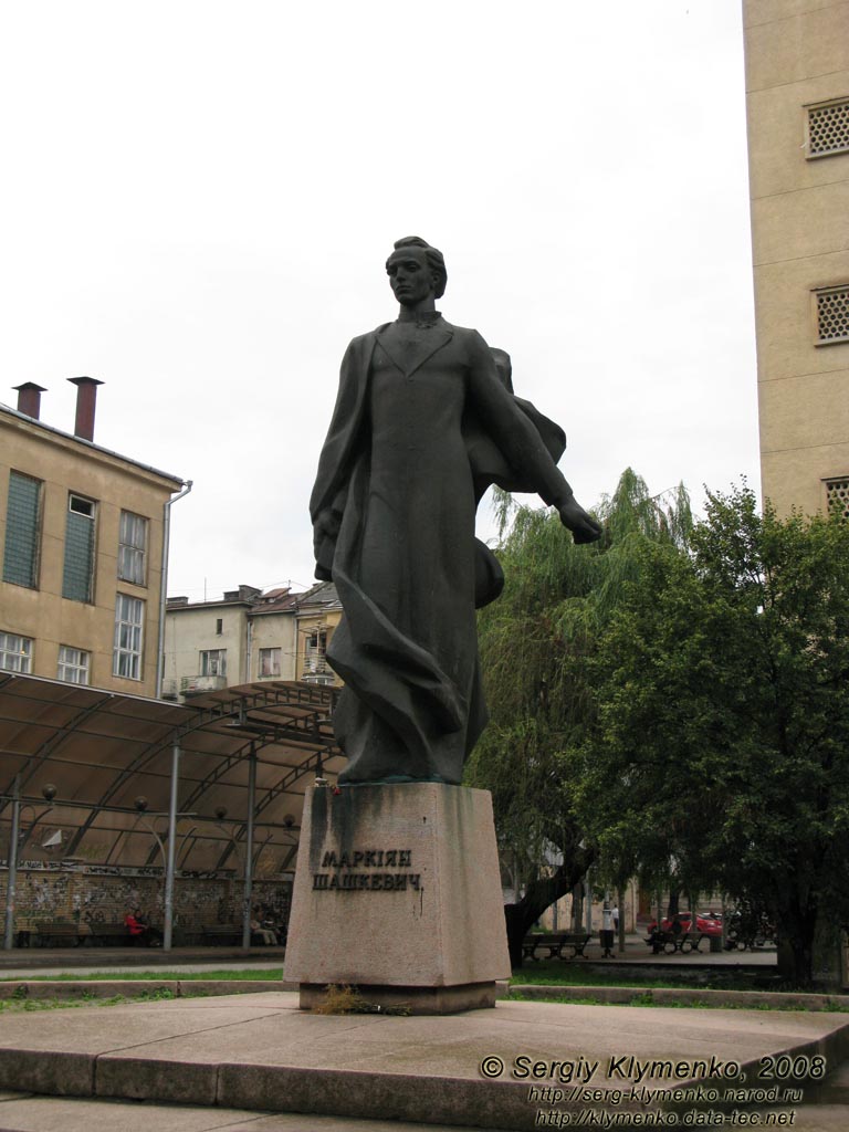 Львов. Фото. Памятник Маркияну Шашкевичу (1811-1843) на улице Коперника рядом с колокольней церкви Святого Духа.