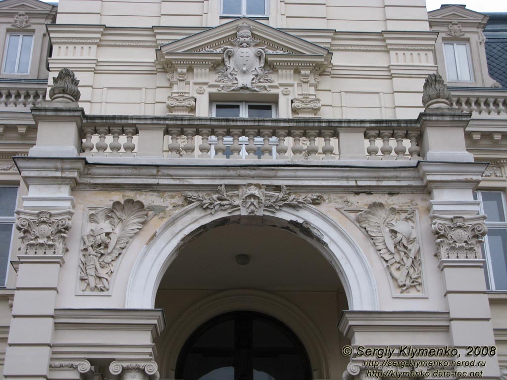 Львов. Фото. Дворец Потоцких, памятник архитектуры 1880 года. Фрагмент арочного портика.