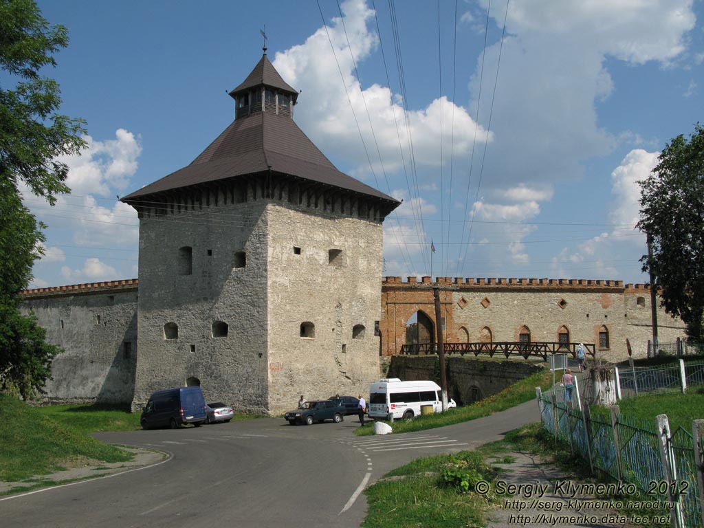 Хмельницкая область. Меджибож. Фото. Рыцарская башня (XIV век) крепости, вид с запада.