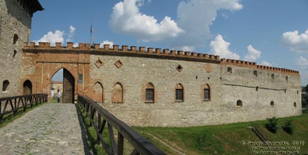 Хмельницкая область. Меджибож. Фото. Западная стена и ворота крепости (вид от замкового моста).