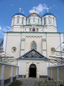 Ровенщина, село Межирич. Фото. Свято-Троицкий храм, памятник архитектуры XV в. Вид от въездной башни-колокольни.