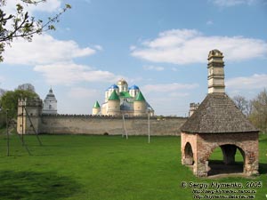 Ровенщина, село Межирич. Фото. Межирецкая печь на фоне Свято-Троицкого монастыря-крепости.