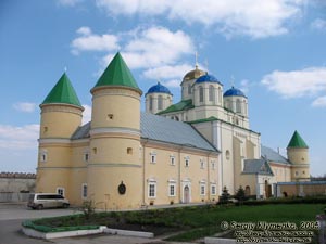 Ровенщина, село Межирич. Фото. Свято-Троицкий храм, памятник архитектуры XV в.