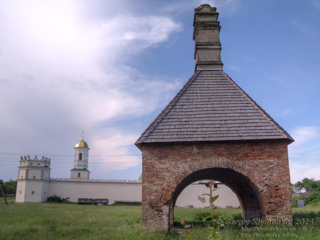 Ровенщина, село Межирич. Фото. Межирецкая печь на фоне Свято-Троицкого монастыря-крепости.