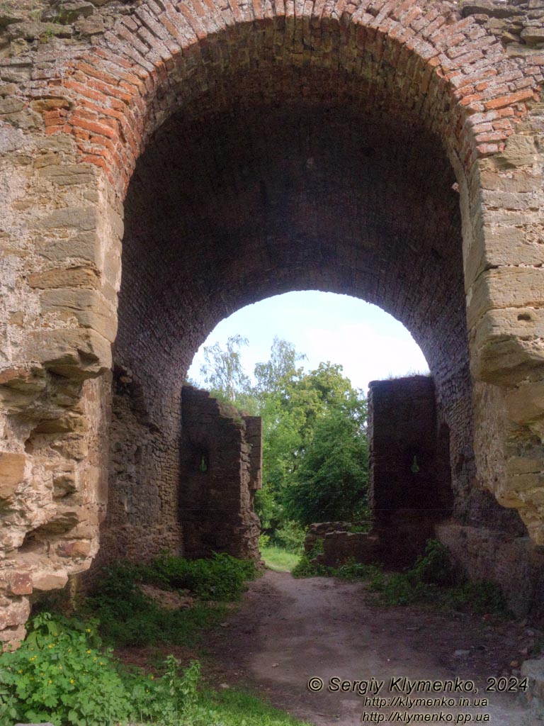 Ровенщина, село Межирич. Фото. Остатки Заславских ворот, вид с северо-запада (изнутри крепости).