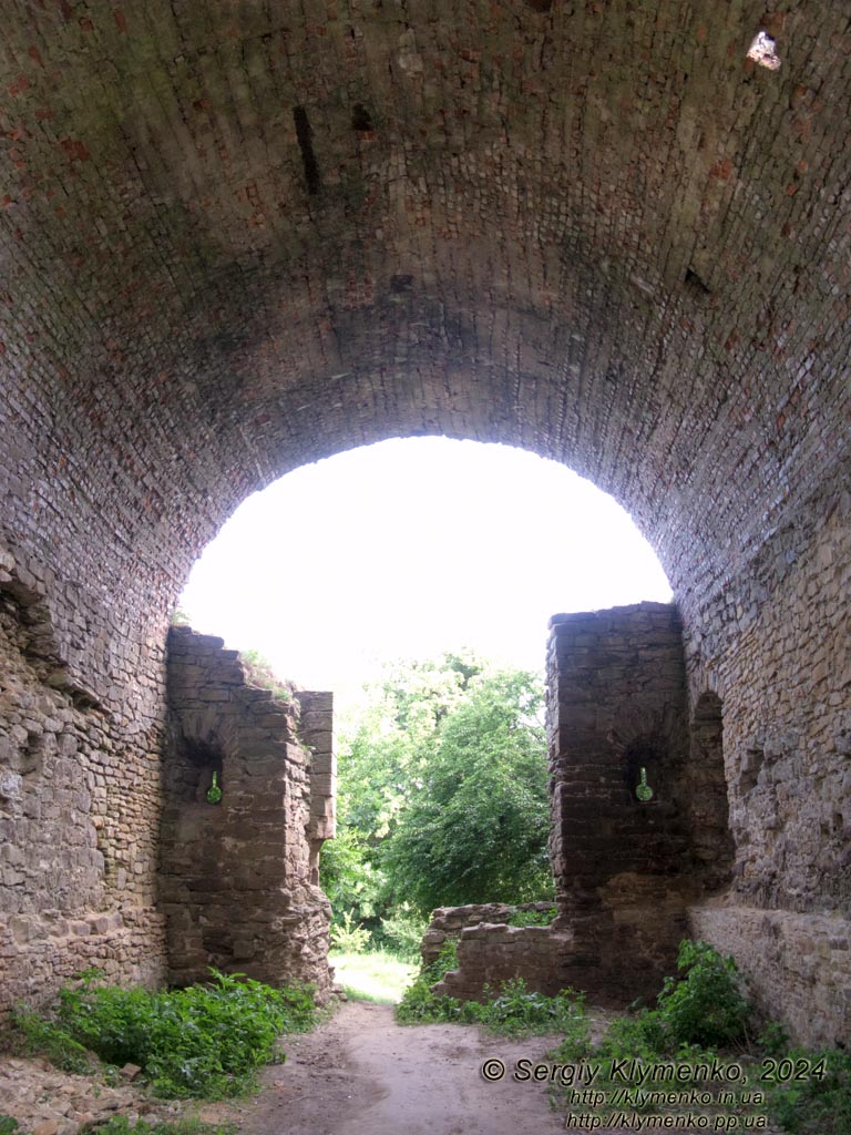 Ровенщина, село Межирич. Фото. Остатки Заславских ворот, вид с северо-запада (изнутри крепости).