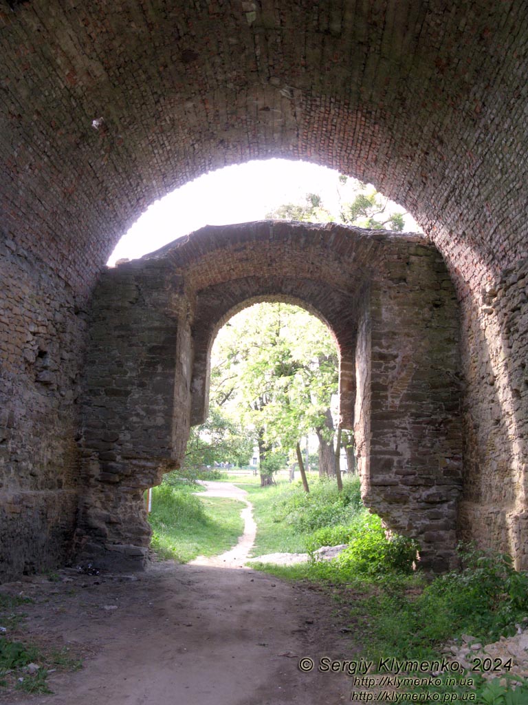 Ровенщина, село Межирич. Фото. Остатки Заславских ворот, вид с юго-востока (снаружи крепости).