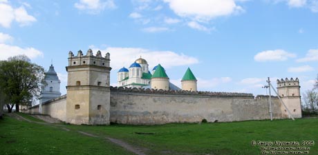 Ровенщина, село Межирич. Фото. Свято-Троицкий монастырь-крепость, памятник архитектуры XV-XVII в. Панорама монастыря.