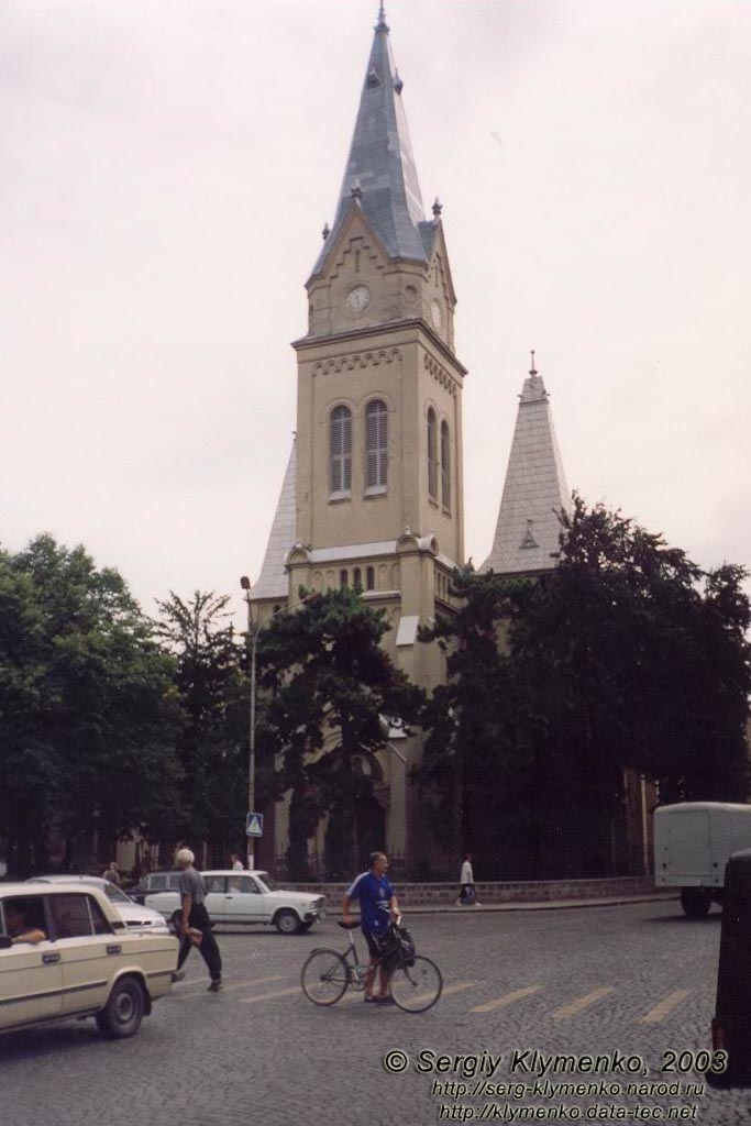 Закарпатская область. Мукачево. Фото. Кафедральный костел Святого Мартина из Тура (угол улиц Мира и Духновича).